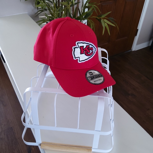 Kansas City Chiefs New Era Red 9FORTY Cap with Emblem - Picture 3 of 6